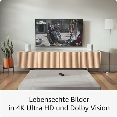 Wohnzimmer mit Fernseher, der eine Szene aus einer Serie zeigt, und modernen Möbeln.