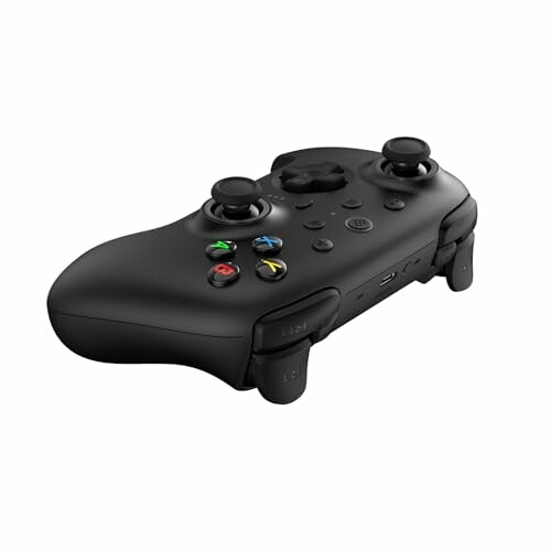 Schwarzer Gaming-Controller mit Tasten und Joysticks