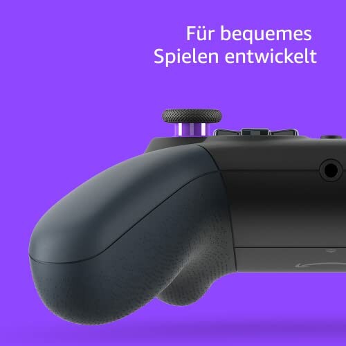 Nahaufnahme eines Spielcontrollers vor lila Hintergrund.