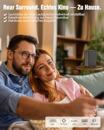 Paar genießt Heimkino mit Surround-Lautsprechern.