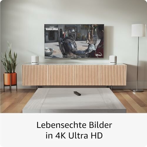 Moderne Wohnzimmer mit großem Fernseher und Soundanlage.