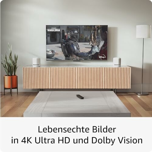 Moderner Wohnraum mit Fernseher und 4K Ultra HD-Anzeige.