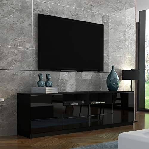 Moderner Wohnraum mit Fernseher und Möbeln