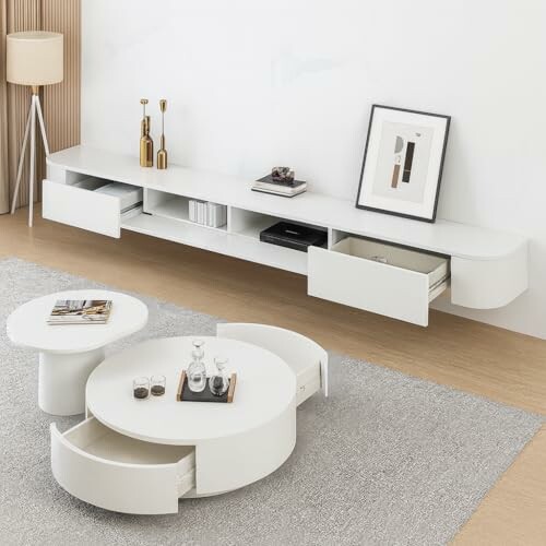 Moderne minimalistische Wohnzimmermöbel mit weißen Tischen und Schränken.