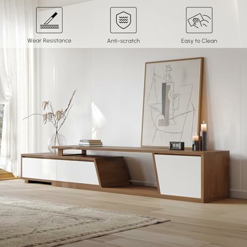 Moderner Holz-TV-Ständer mit Dekorationen und Kunstwerk.