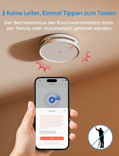 Rauchmelder an der Decke mit Smartphone-App zur Überprüfung.